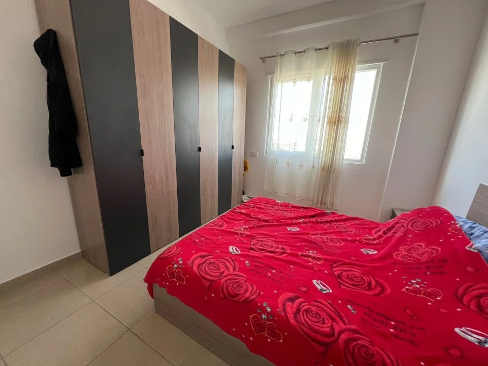 Tirane, jepet me qera apartament 1+1+Ballkon , 71 m² 320 € (Qender Kamez)