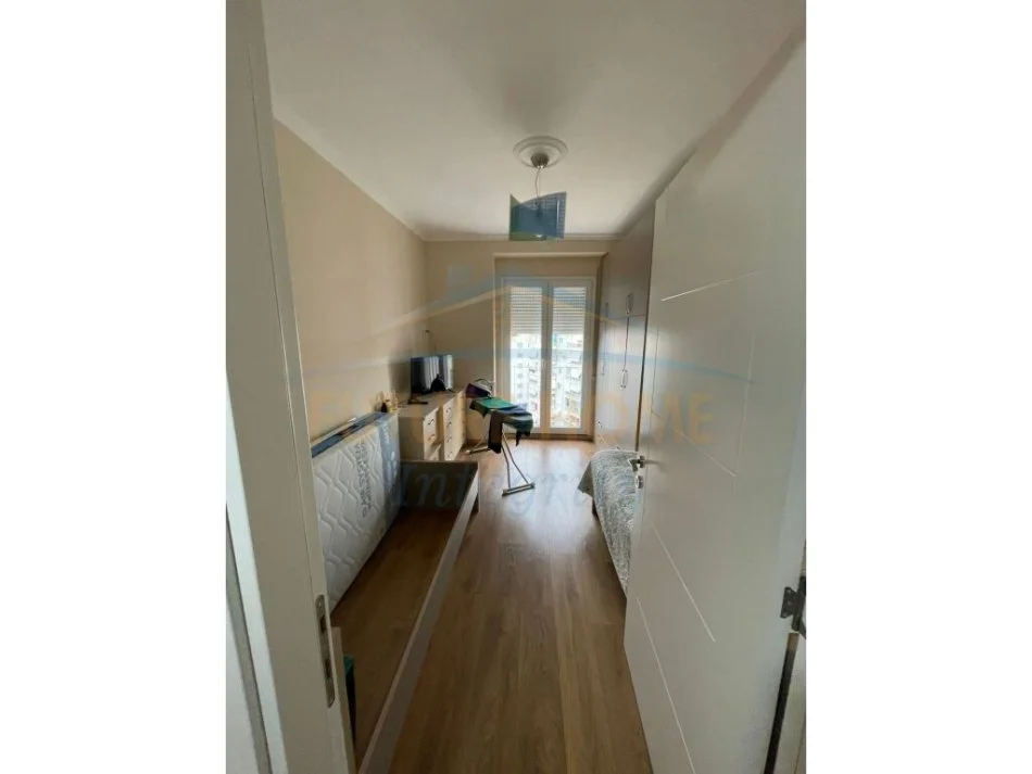 Shitet, Apartament 2+1, Komuna e Parisit, Tiranë.