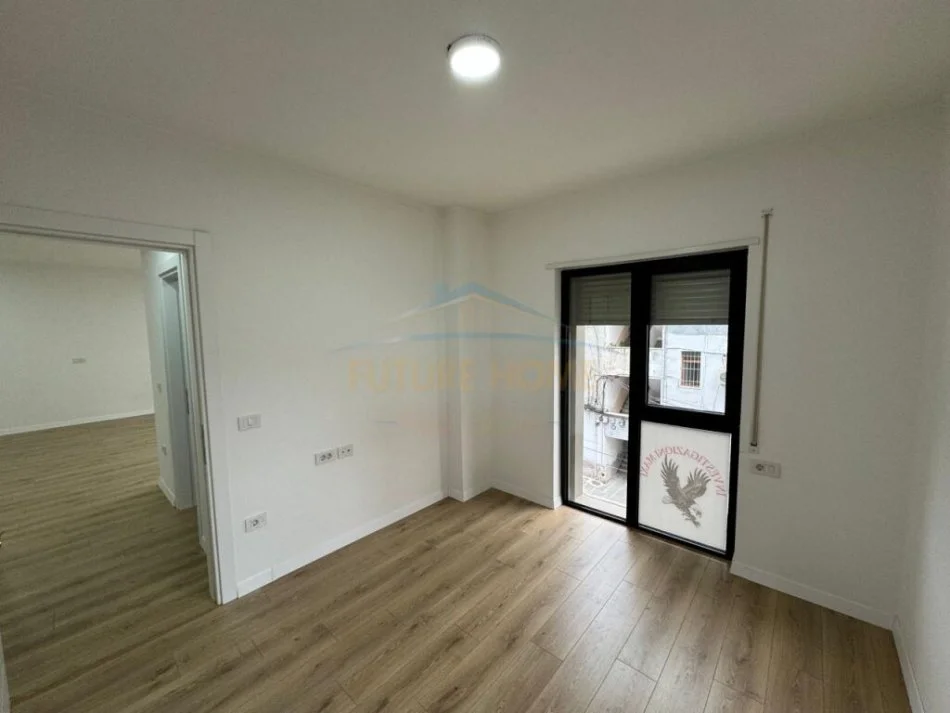 Qera, Apartament 2+1, prane Gjimnazit Petro Nini Luarasi