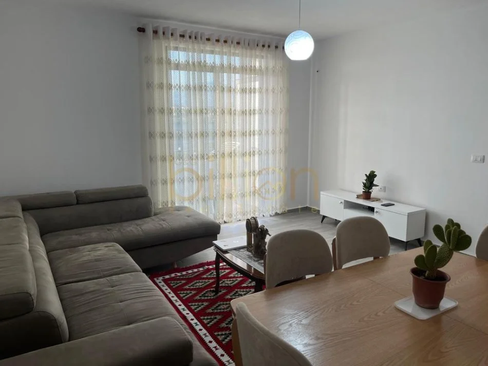 Tirane, jepet me qera 3+1 , 118 m² 700 € (5 Maji)