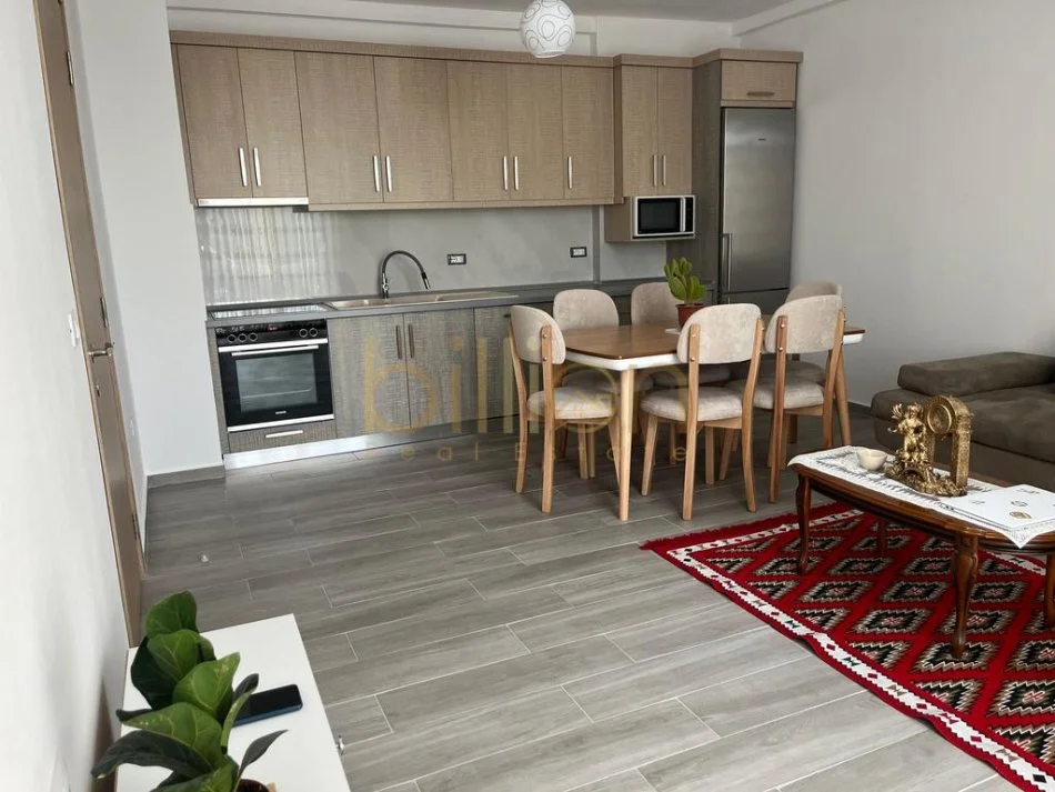 Tirane, jepet me qera 3+1 , 118 m² 700 € (5 Maji)
