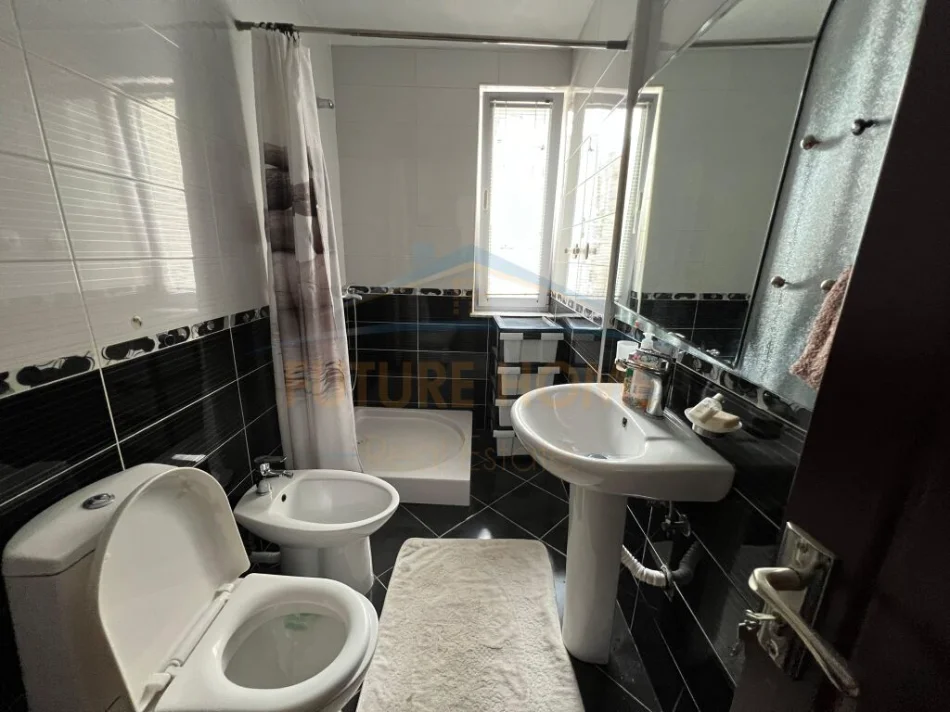 Tirane, jepet me qera apartament 2+1+Ballkon Kati 5, 93 m² 570 € (Rruga Teodor Keko)