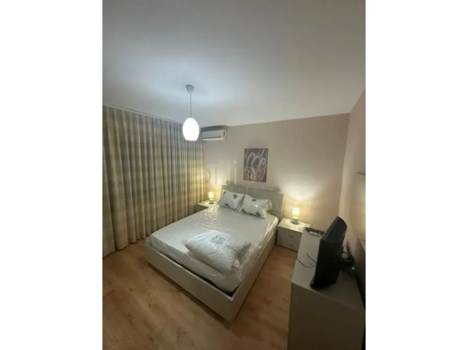 Tirane, jepet me qera 2+1 , 95 m² 650 € (Ish Fusha Aviacionit)