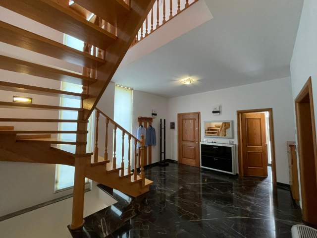Tirane, jepet me qera Vile 3 Katshe Kati 3, 597 m² 3.000 Euro (Panorama e Liqenit)