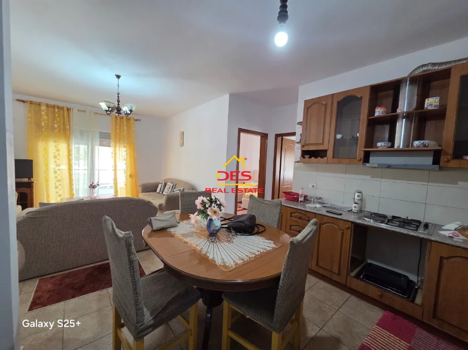 Vlore - Lungomare, jepet me qera apartament 2+1+Ballkon Kati 1, 90 m² 480 € (Lungomare)
