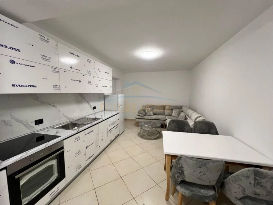 Tirane, jepet me qera apartament 2+1 Kati 1, 73 m² 600 € (Garda)