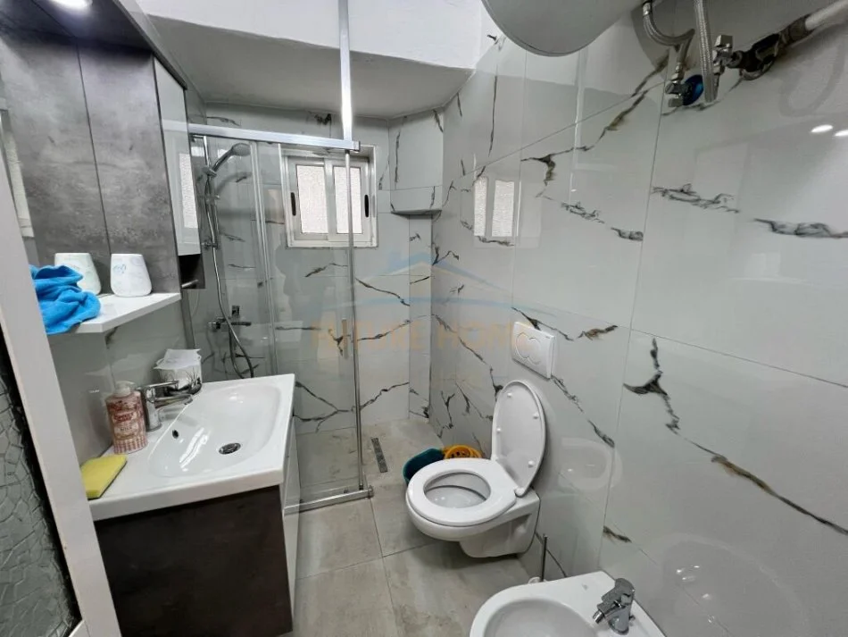 Tirane, jepet me qera apartament 2+1 Kati 1, 73 m² 600 € (Garda)