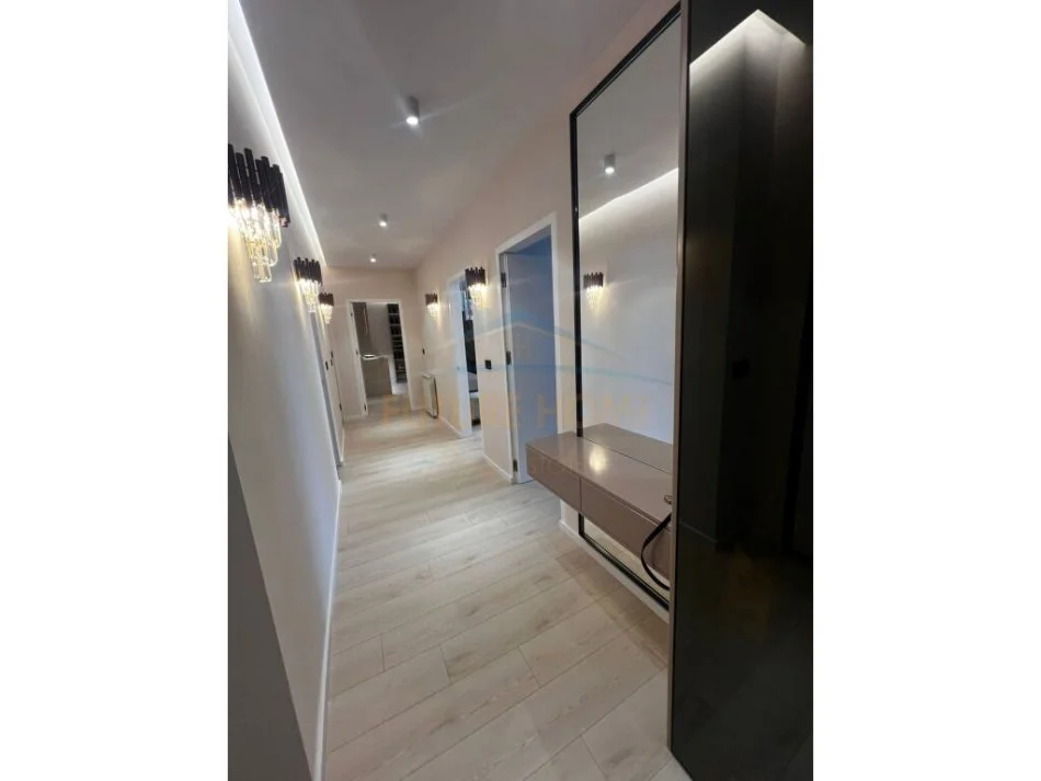 Tirane, jepet me qera apartament 2+1 , 120 m² 2.500 € (prane liqenit thate)