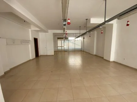 Shitet, Pronë Komerciale Njësi, në Fresk, Tiranë.  AREA40092
