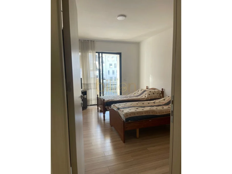 Tirane, shitet apartament 3+1 , (5 MAJI) me hipoteke