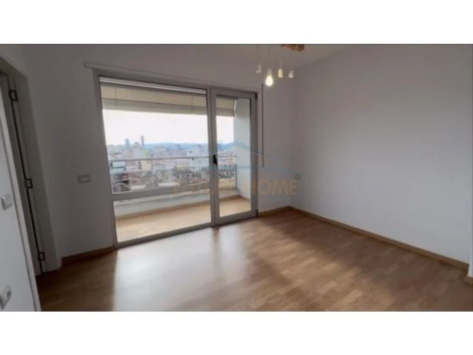 Shitet, Apartament 2+1+2, në Xhamllik, Tiranë.