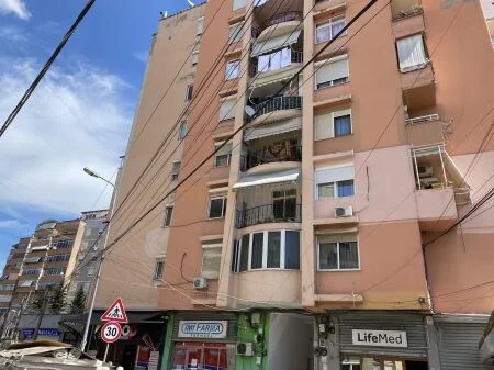 Shitet, Apartament 2+1, në Rrugën Irfan Tomini, Tiranë. AREA40097
