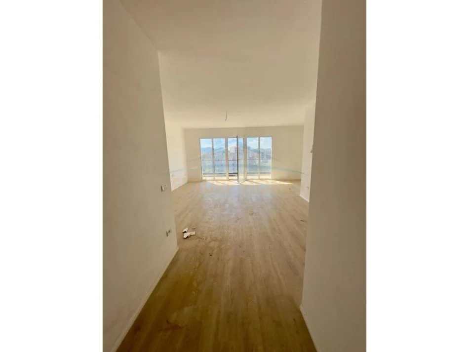 Tirane, jepet me qera apartament 2+1 Kati 10, 108 m² 500 € (5 MAJI)