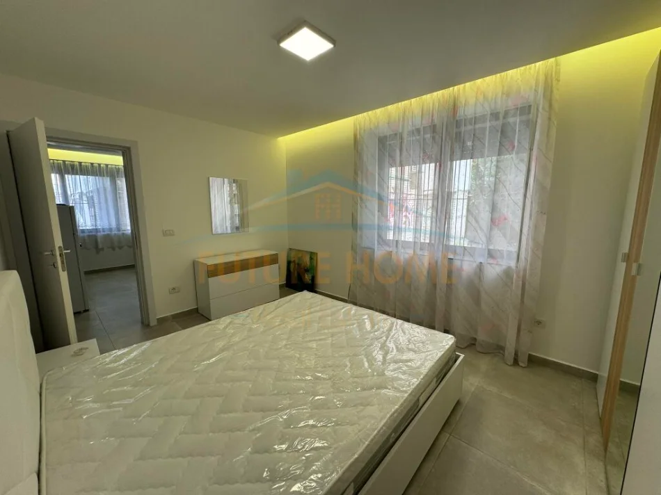Tirane, jepet me qera apartament 1+1 Kati 1, 45 m² 450 € (medreseja)