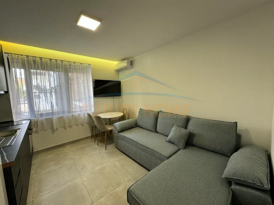 Tirane, jepet me qera apartament 1+1+Ballkon Kati 1, 45 m² 450 € (Medrese)