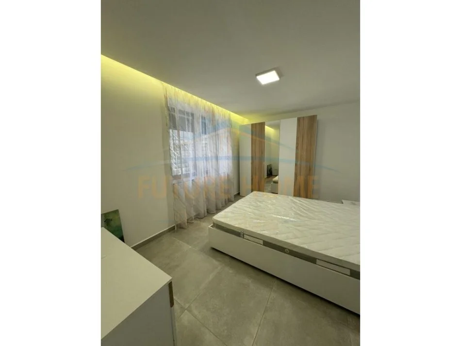 Tirane, jepet me qera apartament 1+1+Aneks+Ballkon Kati 1, 45 m² 450 € 