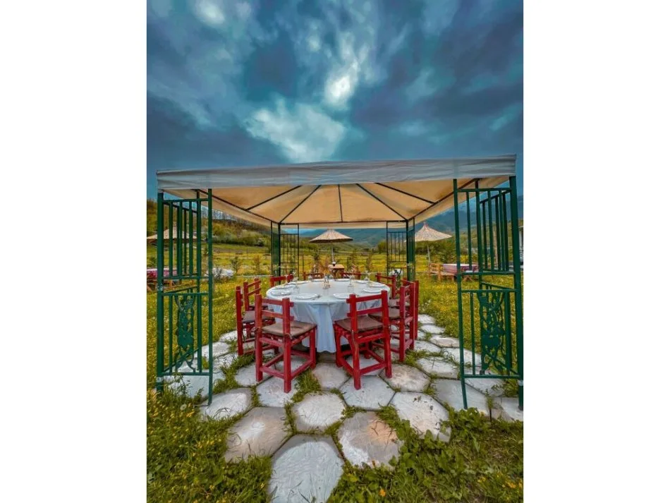 Tirane, jepet me qera bar-resorant Kati 0, 107 m² 1.500 € (Shkalla e Tujanit.)