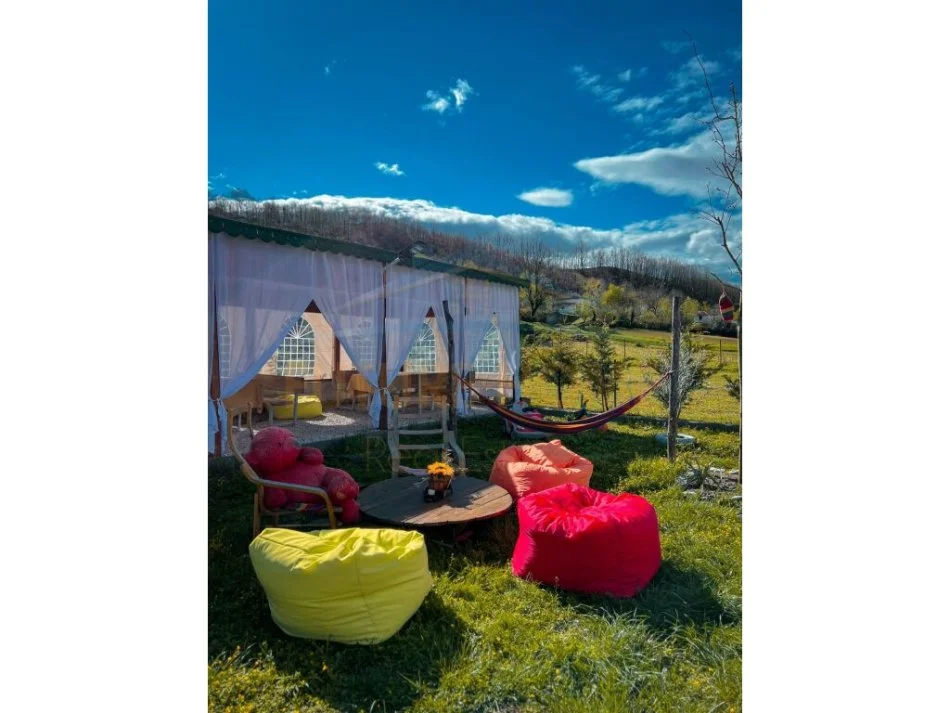 Tirane, jepet me qera bar-resorant Kati 0, 107 m² 1.500 € (Shkalla e Tujanit.)