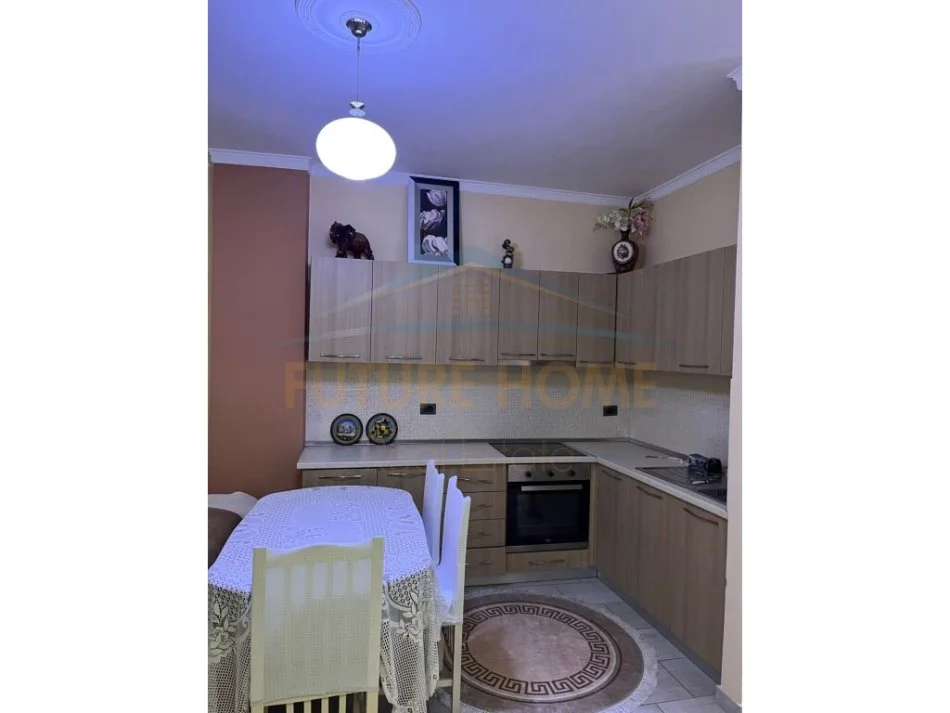 Tirane, jepet me qera apartament 2+1 Kati 6, 80 m² 500 € (Kopshti Botanik)