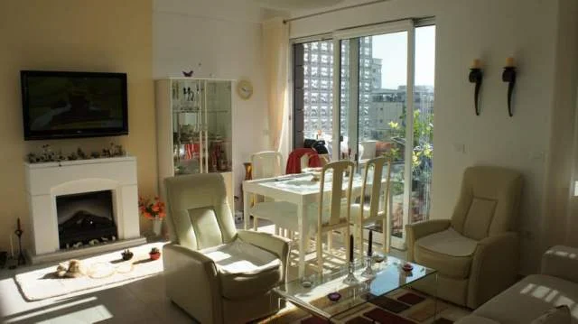 Tirane, jepet me qera apartament 1+1+Ballkon Kati 4, 70 m² 699 € (Rruga e Bogdaneve)