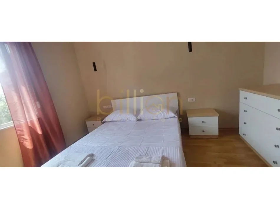 Tirane, jepet me qera 1+1 , 104 m² 600 € (Selvia)