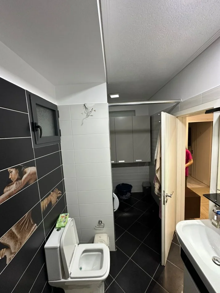 Tirane, jepet me qera apartament 2+1+Ballkon Kati 4, 90 m² 550 € (rruga 3 Deshmoret)