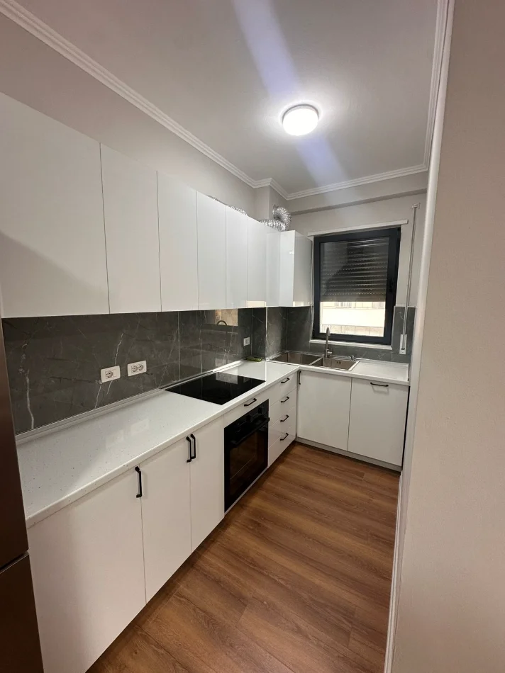 Tirane, jepet me qera apartament 2+1+Aneks+Ballkon Kati 2, 100 m² 900 € (zogu i zi)