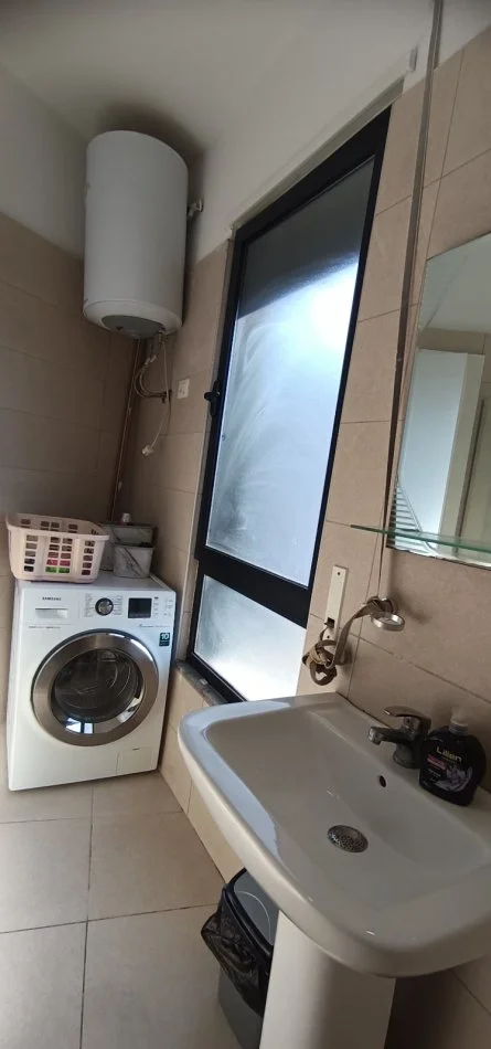 Tirane, jepet me qera apartament 1+1+Ballkon Kati 7, 65 m² 500 € (Faemacia 10)