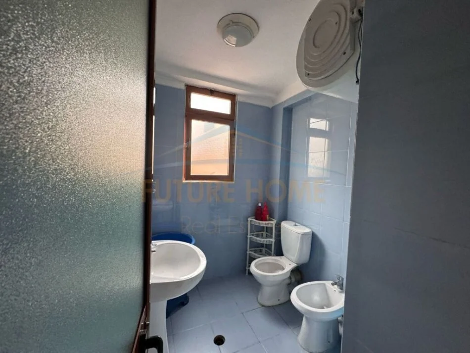 Shitet, Apartament 2+1+2 ,Gjimnazi Petro Nini Luarasi