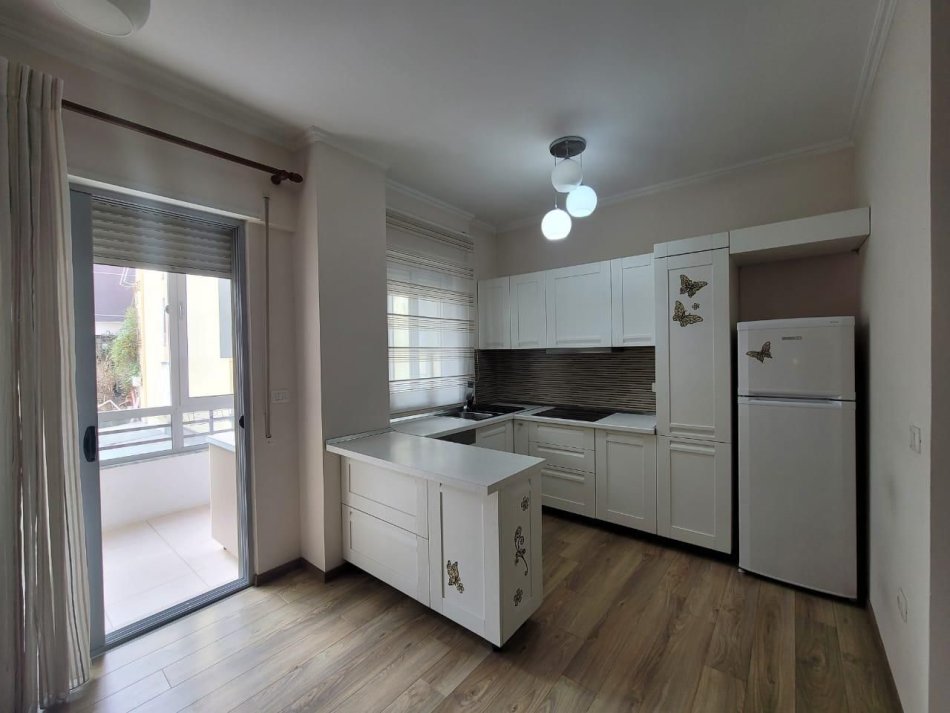 Tirane, jepet me qera apartament 2+1+Aneks+Ballkon Kati 3, 119 m² 700 € (liqeni i that)