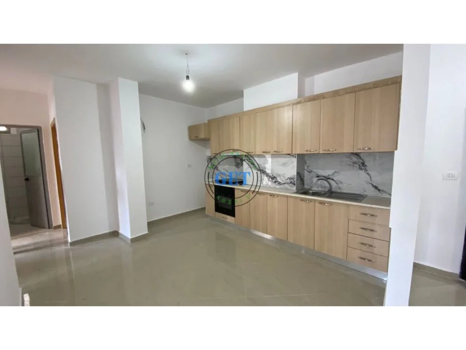 Durres, jepet me qera apartament 3+1+Ballkon Kati 1, 96 m² 300 € (Stacioni i Trenit)