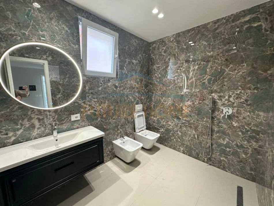 Tirane, jepet me qera Vile 2 Katshe Kati 0, 370 m² 3.500 € (Rruga e Elbasanit)