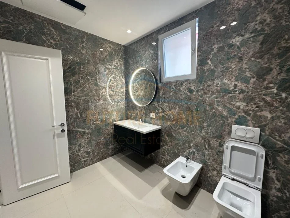 Tirane, jepet me qera Vile 2 Katshe Kati 0, 370 m² 3.500 € (Rruga e Elbasanit)