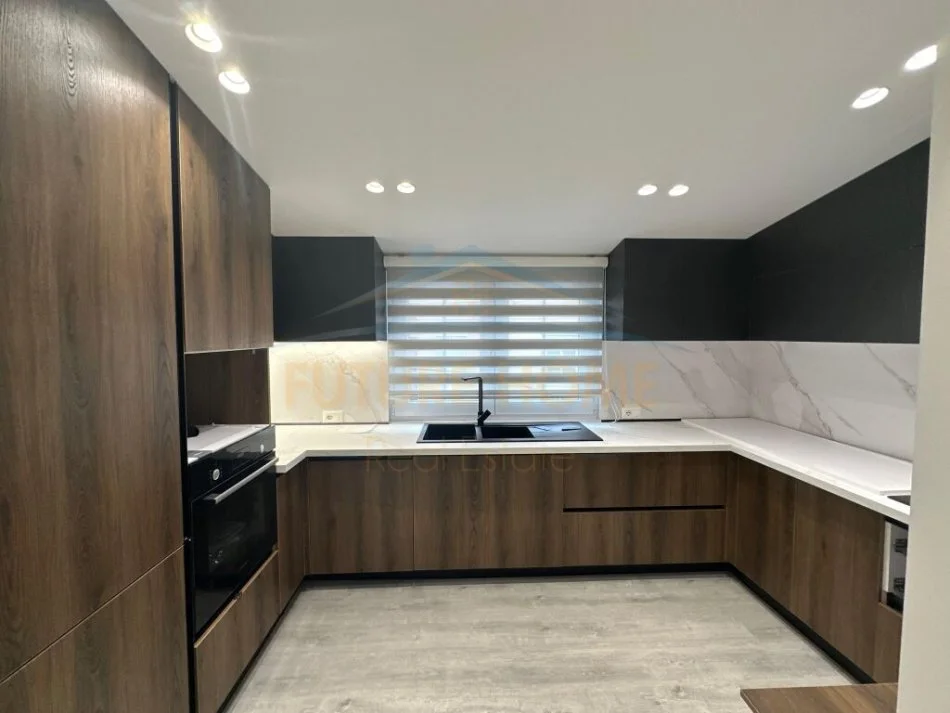 Tirane, jepet me qera Vile 2 Katshe Kati 0, 370 m² 3.500 € (Rruga e Elbasanit)