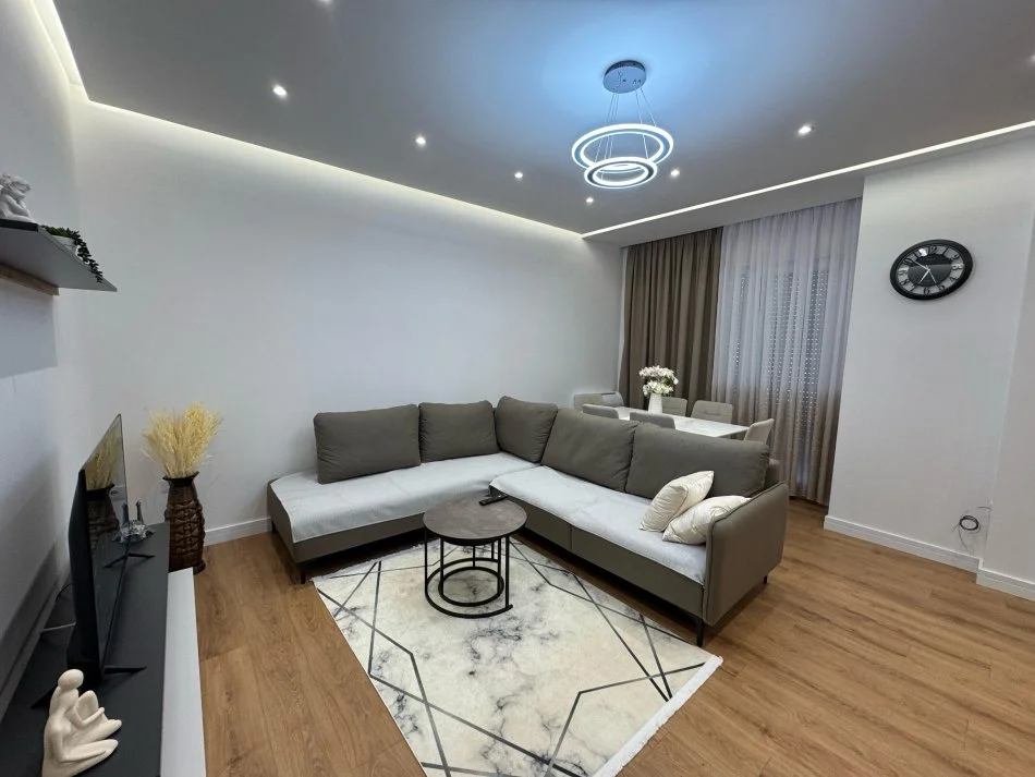 Tirane, jepet me qera apartament 2+1 Kati 7, 92 m² 800 € (Rruga 5 Maji)