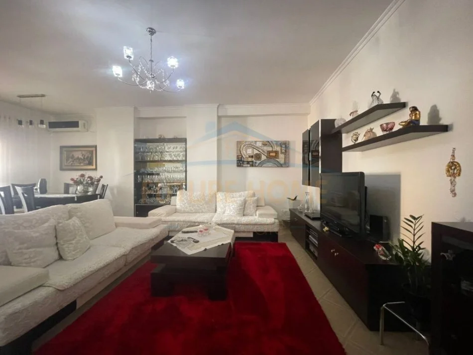 Shitet, Apartament 1+1+verandë, Rruga Barrikadave