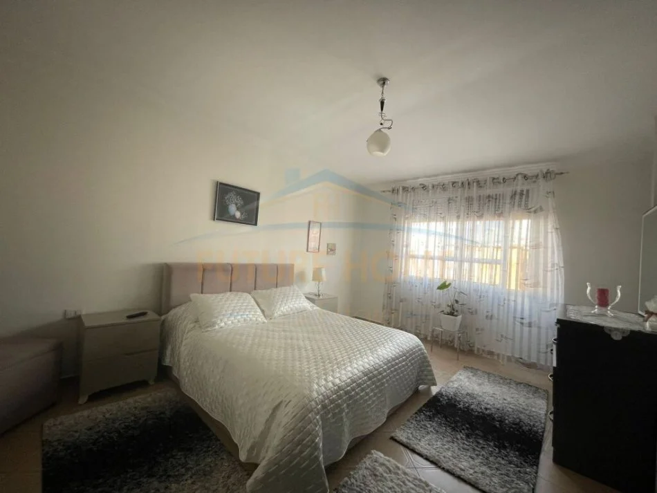 Shitet, Apartament 1+1+verandë, Rruga Barrikadave