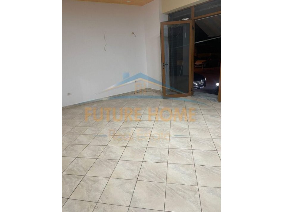 Durres, jepet me qera ambjent biznesi Kati 0, 50 m² 400 € (Plazh Hekurudha)