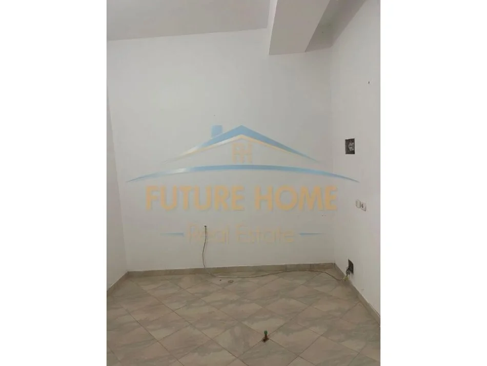 Durres, jepet me qera ambjent biznesi Kati 0, 50 m² 400 € (Plazh Hekurudha)
