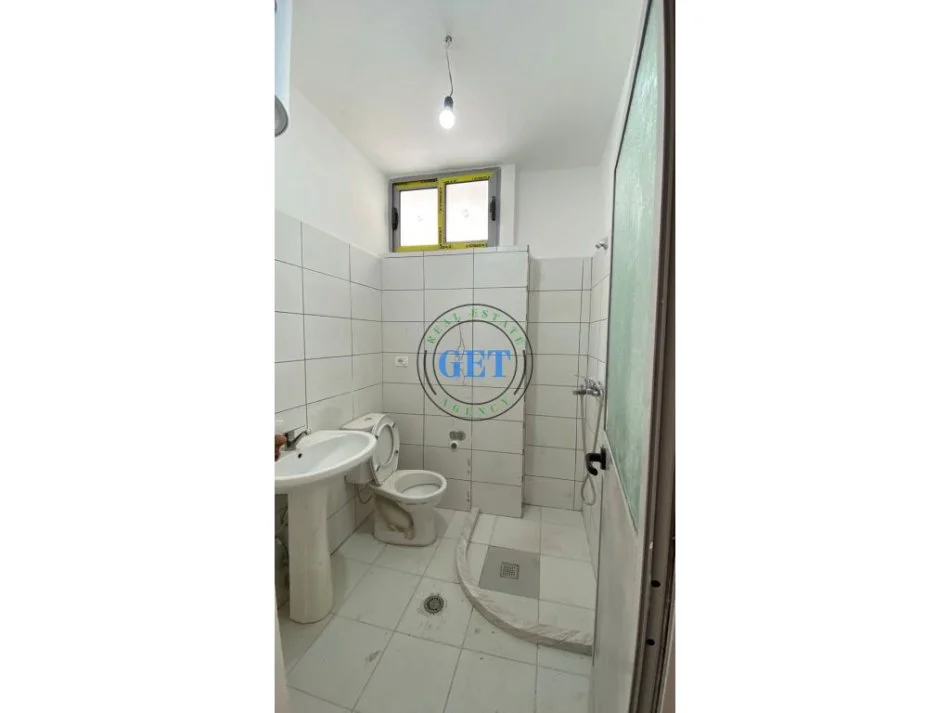 Durres, jepet me qera apartament 3+1+Ballkon Kati 1, 96 m² 300 € (Stacioni i Trenit)