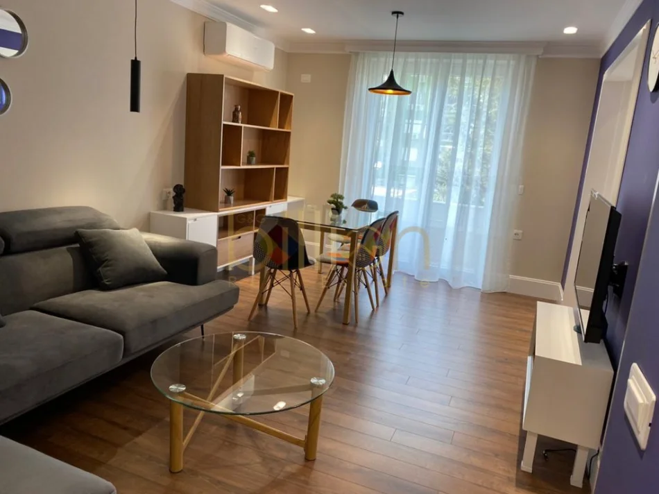 Tirane, jepet me qera 1+1 , 80 m² 800 € (Ish Blloku)