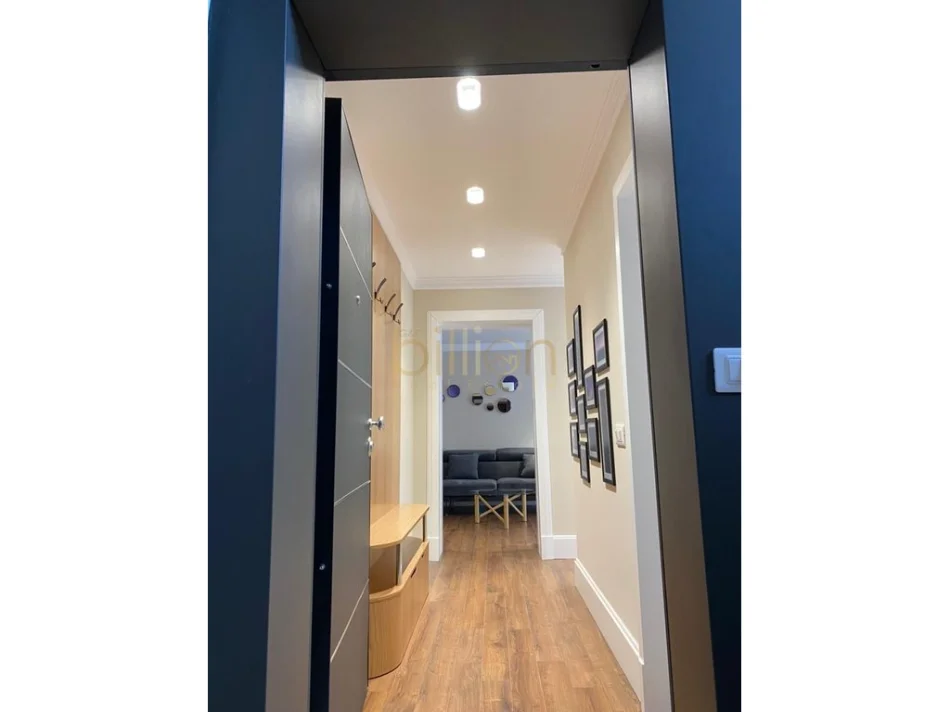 Tirane, jepet me qera 1+1 , 80 m² 800 € (Ish Blloku)