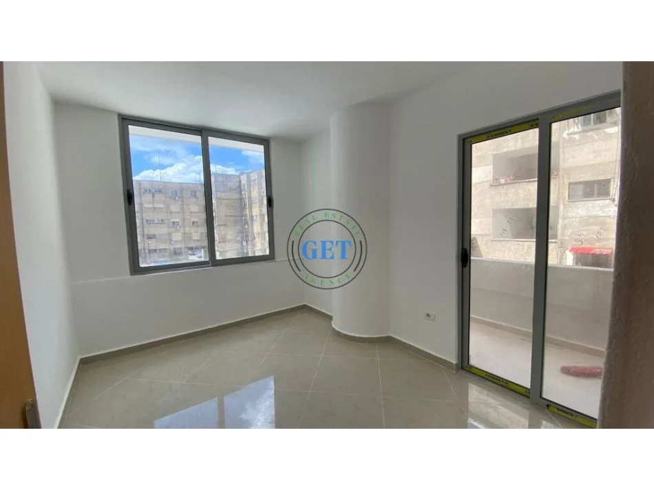 Durres, jepet me qera apartament 3+1+Ballkon Kati 1, 96 m² 300 € (Stacioni i Trenit)