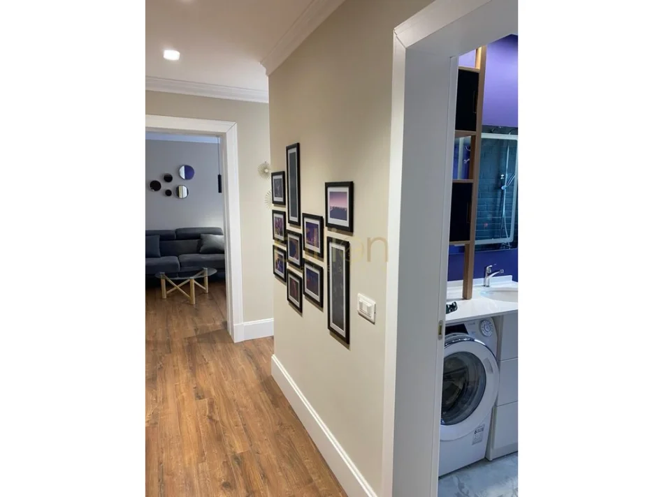 Tirane, jepet me qera 1+1 , 80 m² 800 € (Ish Blloku)