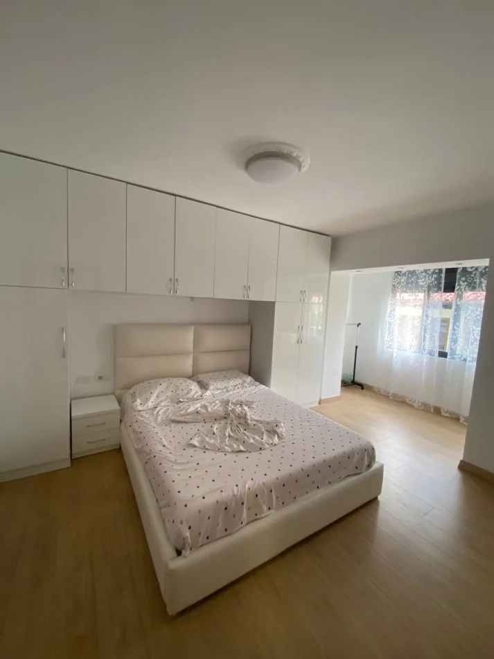 Tirane, jepet me qera apartament 1+1+Ballkon Kati 2, 65 m² 600 € (Rruga Myslym Shyri)