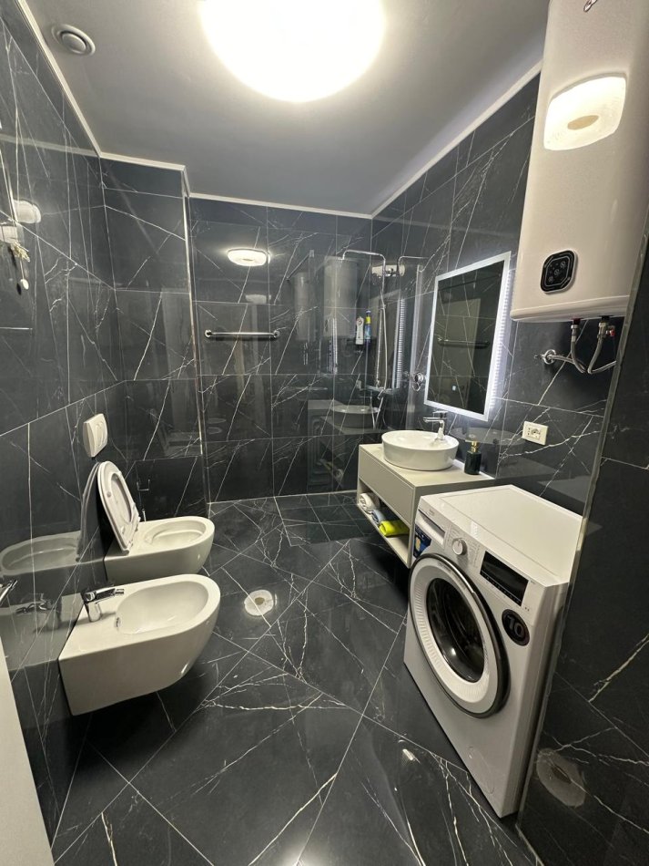 Tirane, jepet me qera apartament 2+1+Ballkon Kati 2, 108 m² 1.400 € (Lake View Residence)