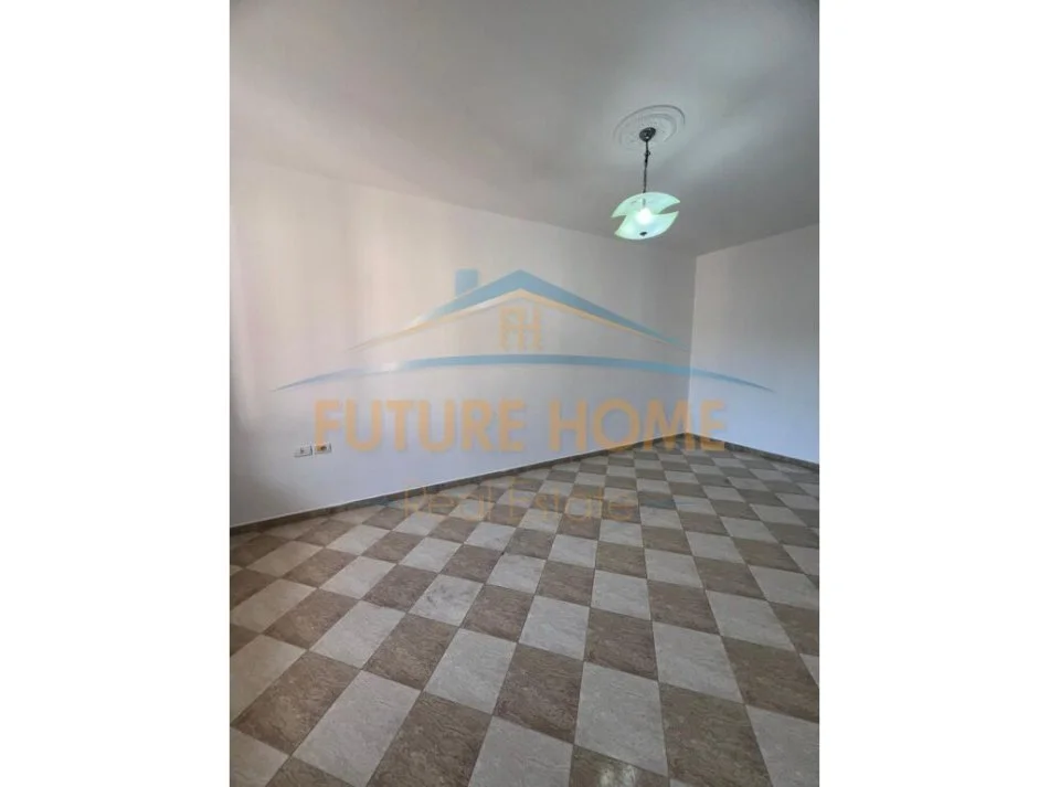 Tirane, jap me qera Vile 3 Katshe, Kati 1, 275 m2 2,300 € (MINE PEZA)