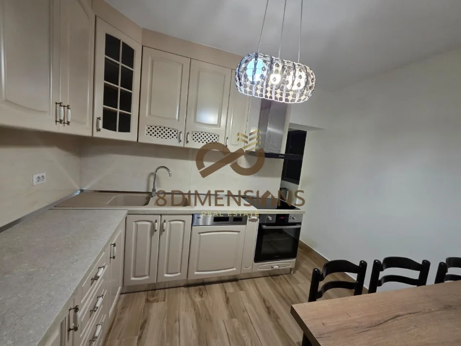 Jepet me qera apartament tek rrugen Mine Peza, me siperfaqe 120 m2, ne katin e trete. Tipologjia 4+1.