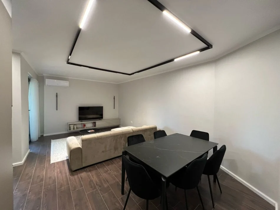 Tirane, jap me qera apartament 1+1+Ballkon Kati 9, 75 m² 800 € (Prane Lion Park RR e Elbasanit)