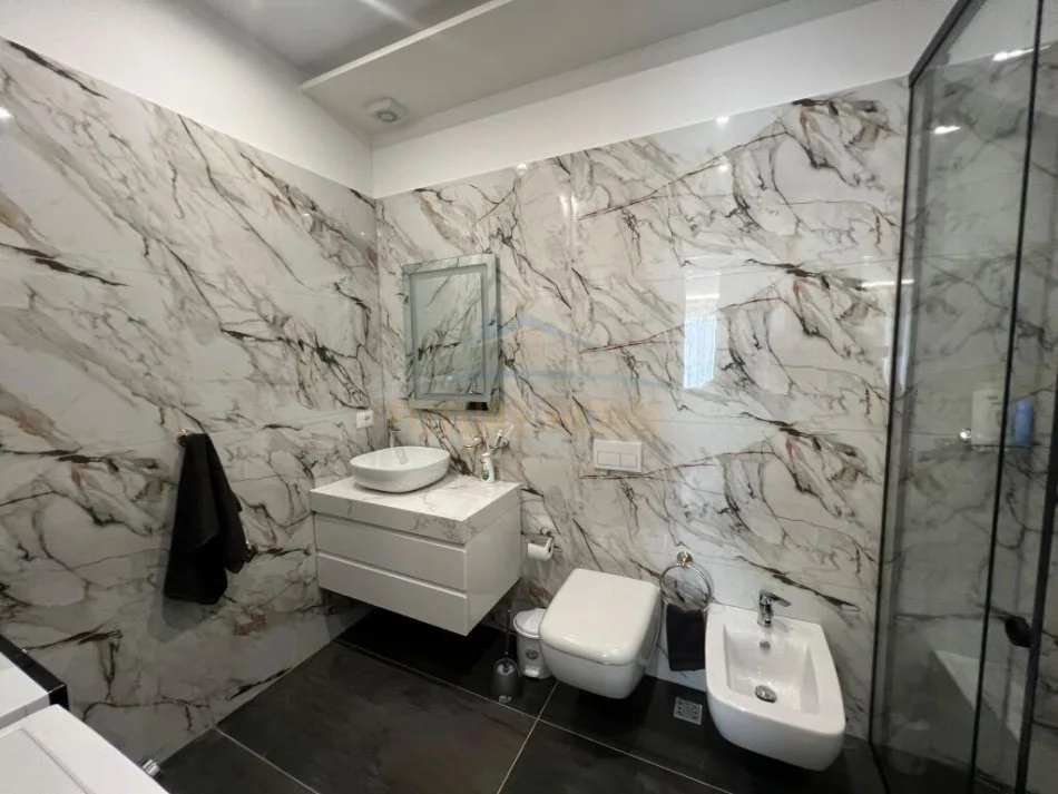 Tirane, jepet me qera apartament 2+1, Kati 1, 120 m2 2,000 € (Liqeni i thate)